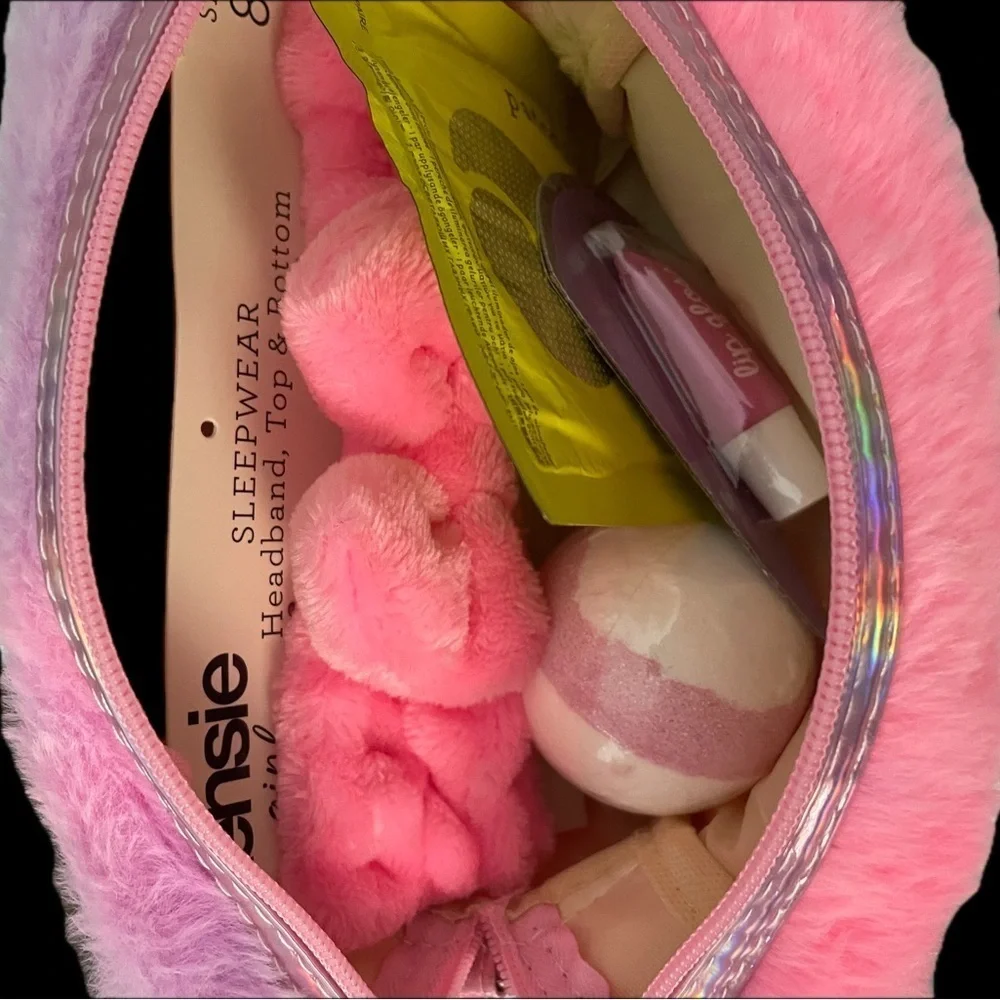 Kensie Pink Furry LOVE Cosmetic Bag Gift Set